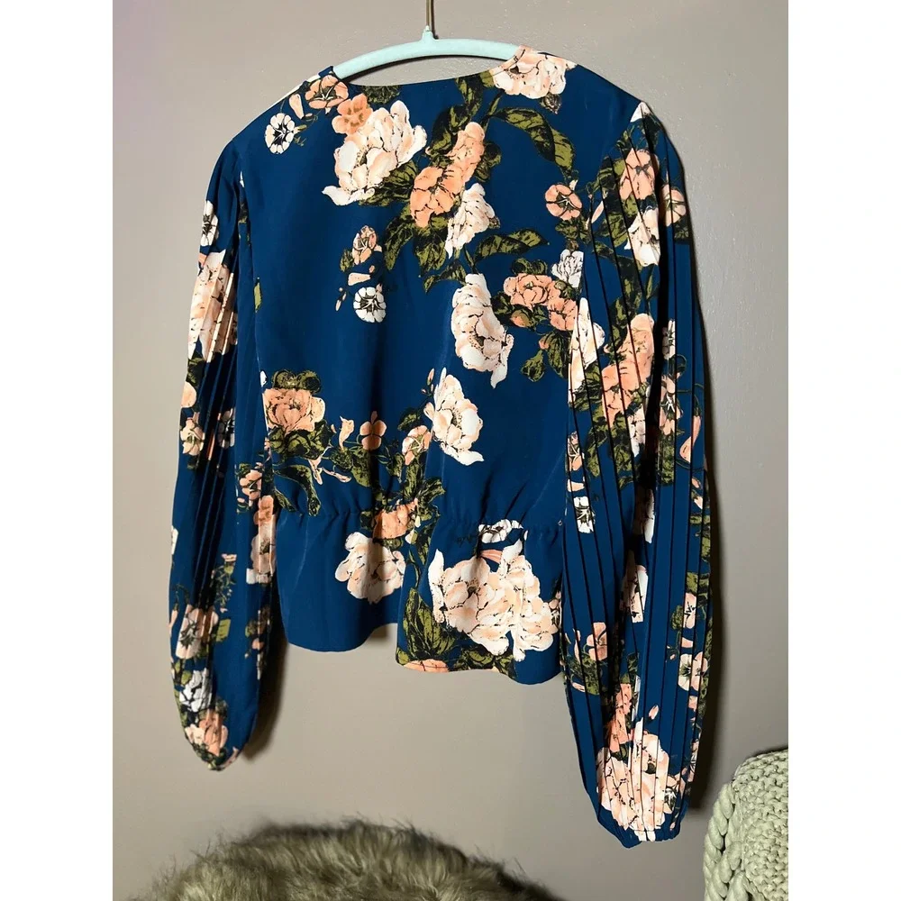 Leith Blue Floral Pleated Sleeve V-Neck Blouse General Hospital Kristina Top M - Picture 3 of 7